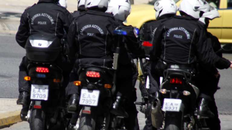 Επίθεση σε αστυνομικούς στα Πετράλωνα