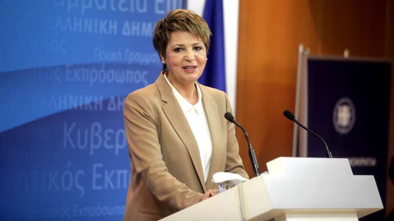 Η Γεροβασίλη πανηγυρίζει για τα νέα μέτρα, το Twitter την τρολάρει