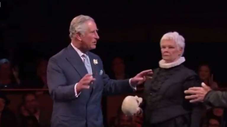 Νέα καριέρα για τον Πρίγκιπα Κάρολο: Δείτε τον να παίζει Αμλετ!