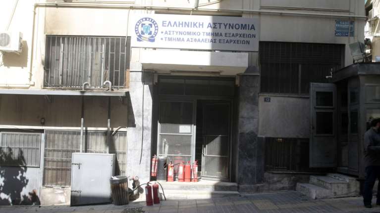 Επίθεση αντιεξουσιαστών στο ΑT Εξαρχείων με μολότωφ &amp; βαριοπούλες