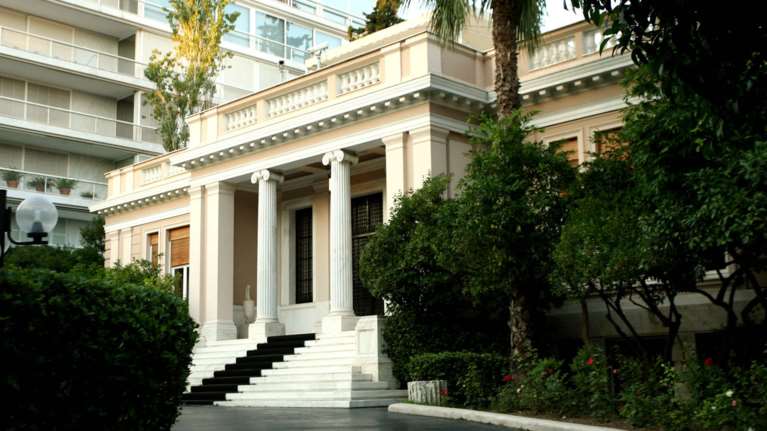 «Mασάζ» στους βουλευτές: Τα νέα μέτρα δεν είναι ...μέτρα