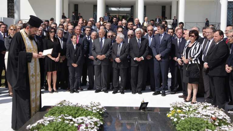 Ολη η ΝΔ στο μνημόσυνο του Κωνσταντίνου Καραμανλή