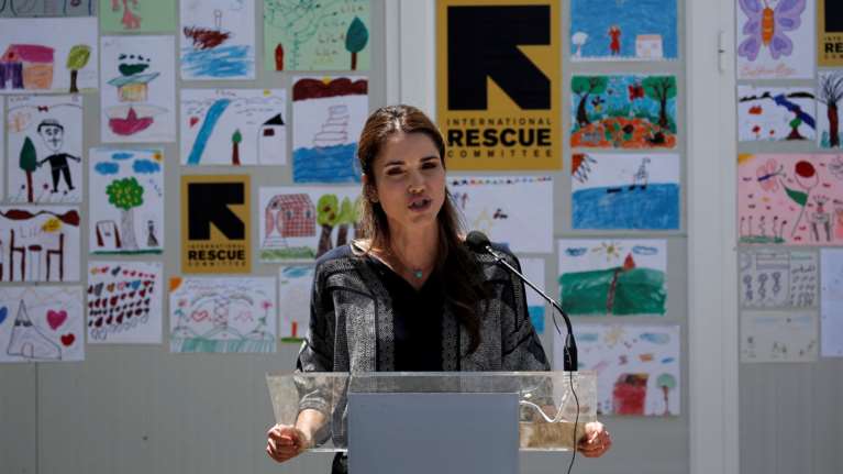 Η Βασίλισσα Ράνια από τη Λέσβο: Κανείς δεν επιλέγει να γίνει πρόσφυγας