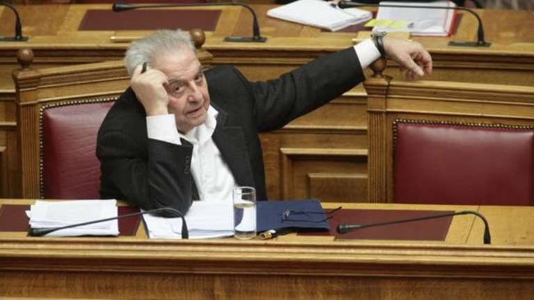 Ο Αλέκος Φλαμπουράρης πάει Αίγινα μαζί με τη φρουρά του