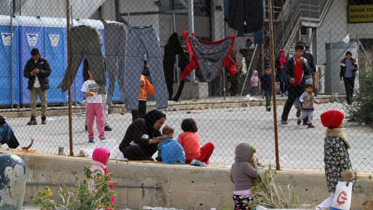 Guardian: Χάος και άθλιες συνθήκες στο Ελληνικό και τον Πειραιά