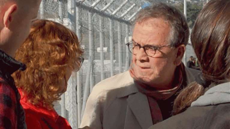 Επίθεση από πρόσφυγες δέχθηκε ο Μουζάλας στη Λέσβο