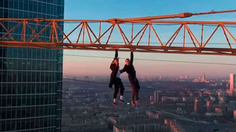 Κρεμάστηκαν με ένα χέρι από ύψος 177 μέτρων