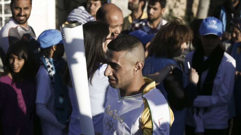 Συγκίνηση: Η Ολυμπιακή Φλόγα στα χέρια ενός πρόσφυγα