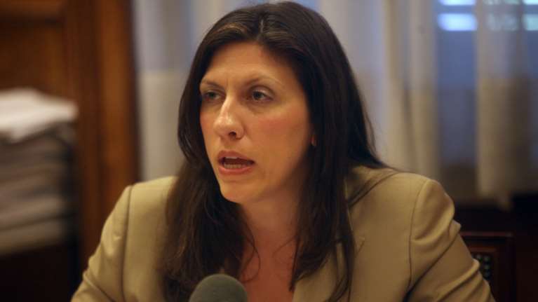 Ζωή: Ο Τσίπρας εφαρμόζει το Μνημόνιο σαν Ευαγγέλιο