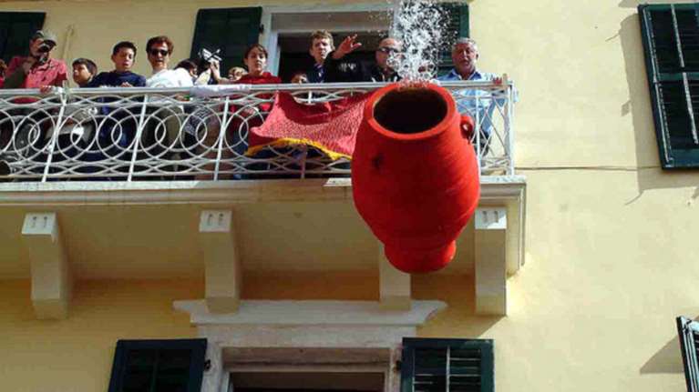 Πασχαλινά έθιμα: Από το κάψιμο του Ιούδα ως το σπάσιμο των «Μπότηδων»