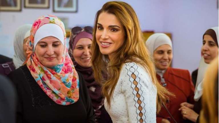 Bασίλισσα Ράνια: Η καλλονή με τη μεγάλη αδυναμία στις φούστες