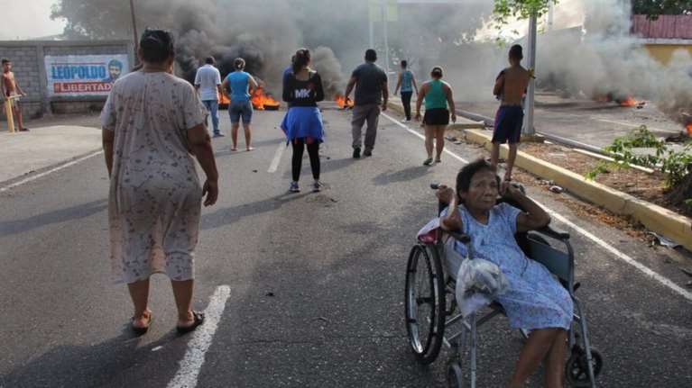 Εικόνες χάους με επεισόδια και λεηλασίες στη Βενεζουέλα