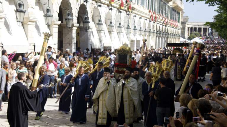 Το μέγα πένθος στην πομπή των 33 επιταφίων της Κέρκυρας