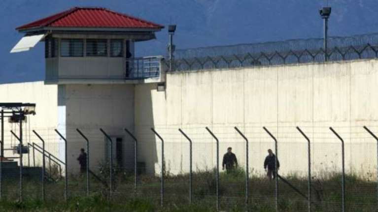 Συναγερμός για χειροβομβίδα στις φυλακές Τρικάλων