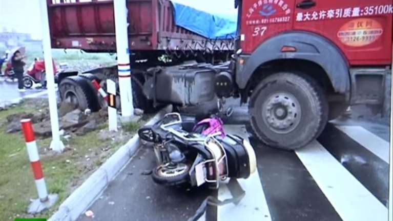 Νταλίκα εναντίον μοτό: Ο αναβάτης γλύτωσε από τύχη