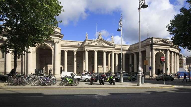 Κεντροδεξιά κυβέρνηση μειοψηφίας σχηματίζεται στην Ιρλανδία