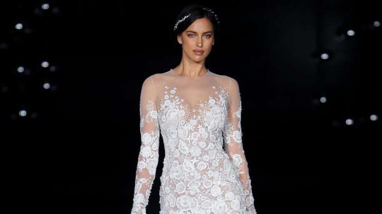 Πρόβα νυφικού για την Ιρίνα Σάικ με σιθρού και δαντέλες [Εικόνες]