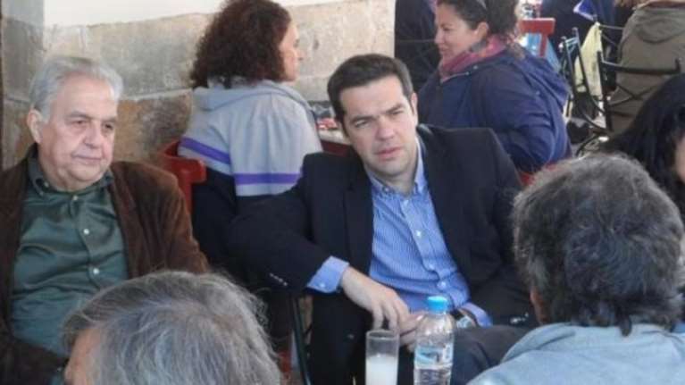 Πασχαλινή σύναξη Τσίπρα - υπουργών στην οικία Φλαμπουράρη στην Αίγινα