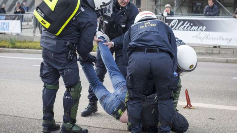 Γυαλιά-καρφιά από διαδηλωτές στη Στουτγκάρδη