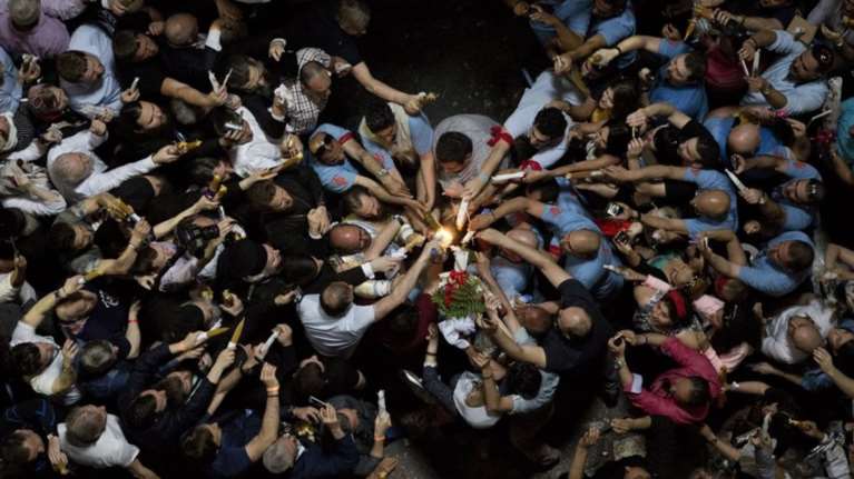 Καρέ - καρέ η τελετή αφής του Αγίου Φωτός στα Ιεροσόλυμα