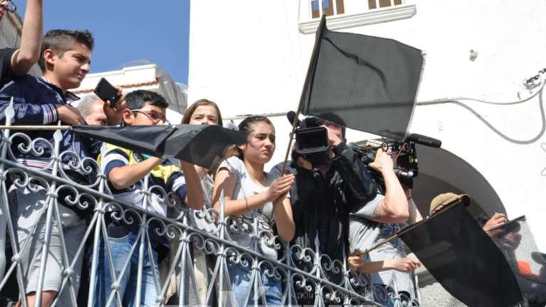 Μαύρες σημαίες στη Χίο για τη ματαίωση του ρουκετοπόλεμου