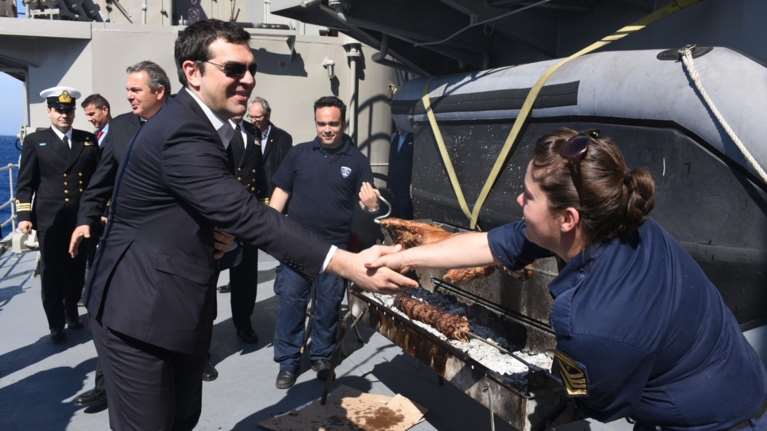 Τσίπρας-Καμμένος τσούγκρισαν αυγά στη φρεγάτα «Αδρίας»