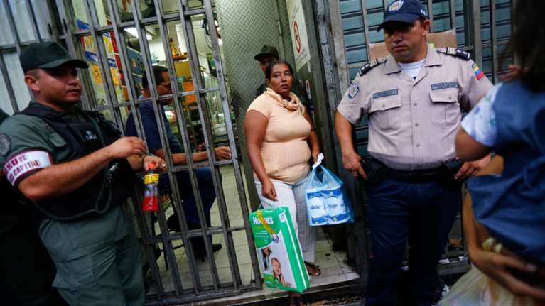 Στο χείλος της αβύσσου η Βενεζουέλα, αλλά άλλαξε...ώρα