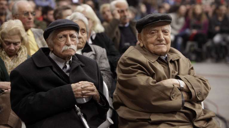 Διπλό χαστούκι για χιλιάδες δικαιούχους του ΕΚΑΣ