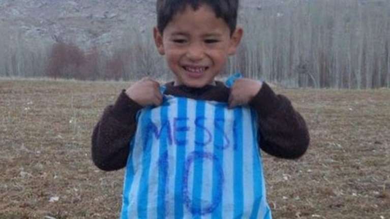 Απειλές δέχεται ο 5χρονος από το Αφγανιστάν με τη φανέλα-σακούλα του Μέσι