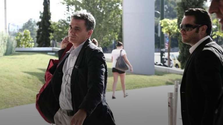 Οι φόροι πέφτουν σαν το χαλάζι και στα φτωχά εισοδήματα