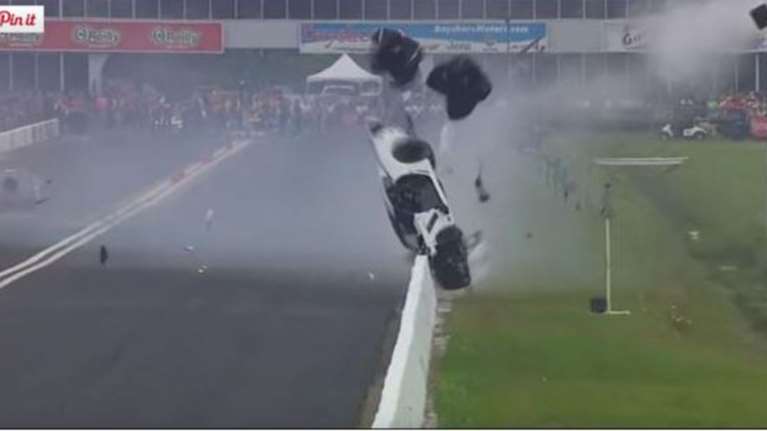 Αγωνιστικό αυτοκίνητο «απογειώνεται» σε τρομακτικό τροχαίο - βίντεο