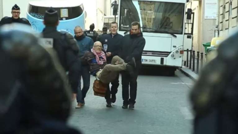 Επεισοδιακή απομάκρυνση μεταναστών από σχολείο του Παρισιού