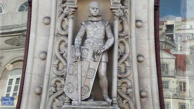 Διέλυσε άγαλμα 126 ετών για να βγάλει selfie