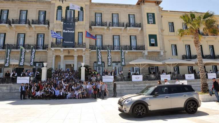 MINI Clubman: Ο πρέσβης του διαχρονικού στιλ στις Σπέτσες και το Tweed Run