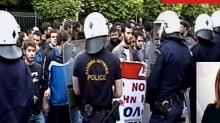 «Εφοδος» του ΠΑΜΕ στο Μαξίμου, έσπασαν τα μέτρα ασφαλείας