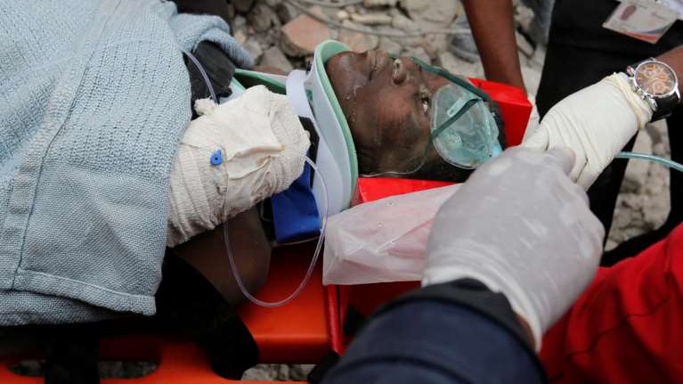 Θαύμα στην Κένυα: Βρήκαν γυναίκα ζωντανή 6 μέρες μετά την πτώση κτιρίου