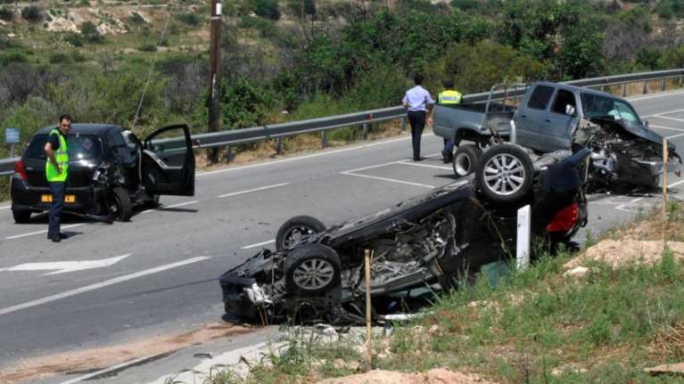 «Μαύρο» Πάσχα στην άσφαλτο: 44 νεκροί, 475 τραυματίες