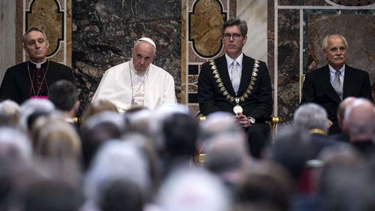 Με το βραβείο του Καρλομάγνου τίμησε η Ευρώπη τον Πάπα