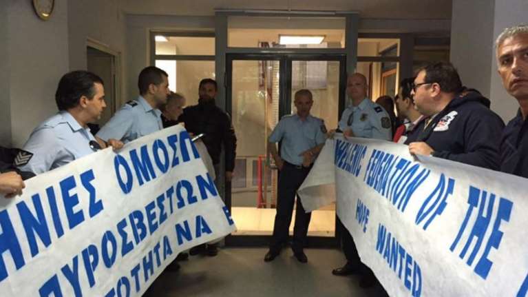 Αστυνομικοί έκαναν κατάληψη στα γραφεία του ΣΥΡΙΖΑ στην Κουμουνδούρου video