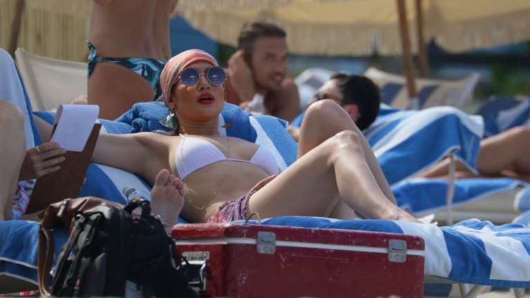 Η εκρηκτική Τζένιφερ Λόπεζ βάζει φωτιά στην παραλία