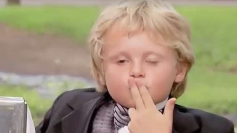 Ακαταμάχητος μικρός Καζανόβας κλέβει καρδιές: απίστευτο Video