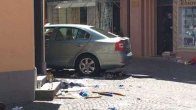 Αυτοκίνητο εισβάλει σε καφετέρια:ένας νεκρός, 10 τραυματίες- φωτο