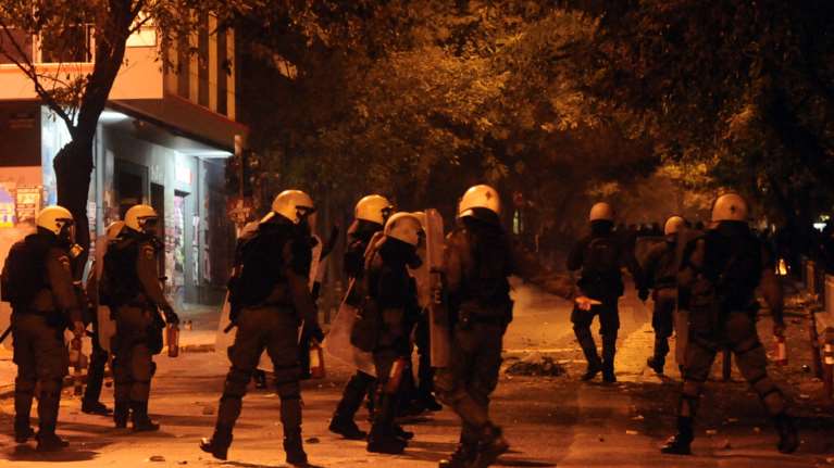 Μάχη με  μολότοφ έξω από το Πολυτεχνείο τα ξημερώματα