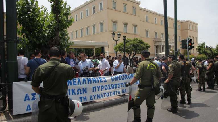 Τα ΜΑΤ απέκλεισαν τους αστυνομικούς έξω από τη Βουλή
