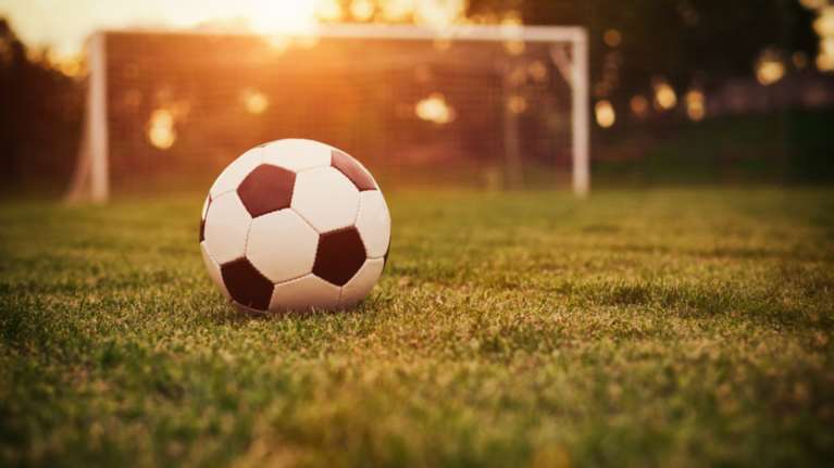 19χρονος πέθανε παίζοντας ποδόσφαιρο σε αυλή σχολείου