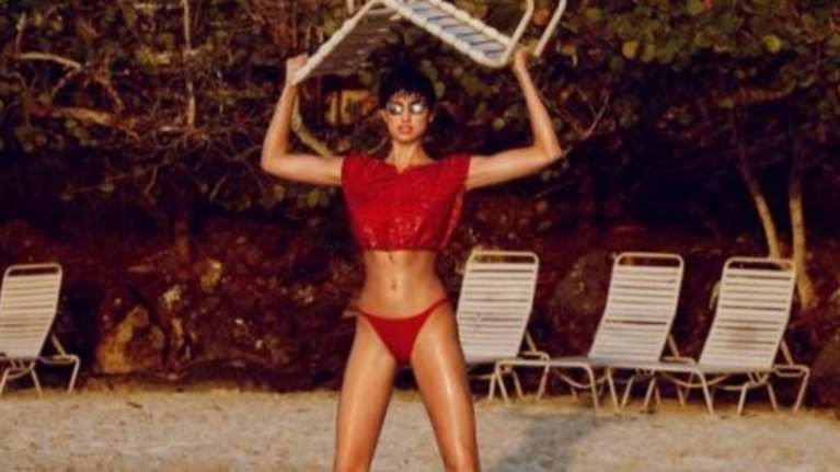 Η...ατελείωτα σέξι Ιρίνα Σάικ με κατακόκκινο μαγιό