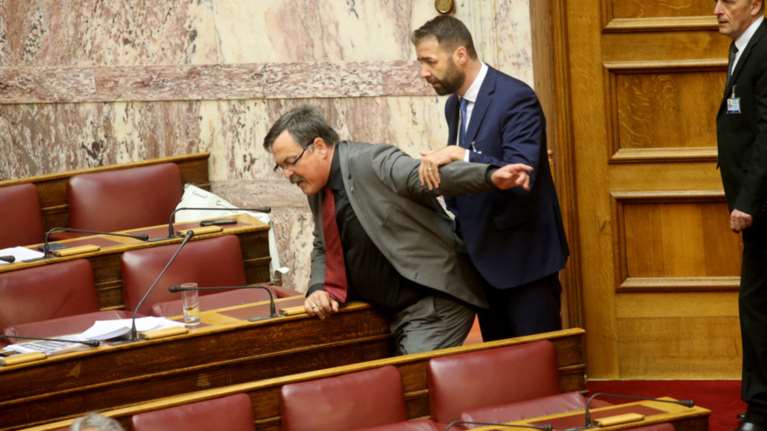 Θερμό επεισόδιο στη Βουλή με χρυσαυγίτες