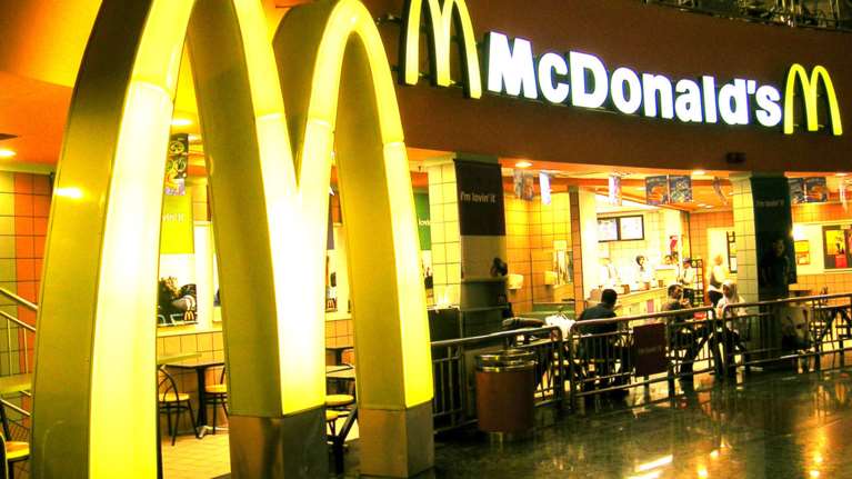 &#39;Ανοιξε McDonald&#39;s στη Σαντορίνη, έρχονται άλλα οκτώ με 250 νέες θέσεις