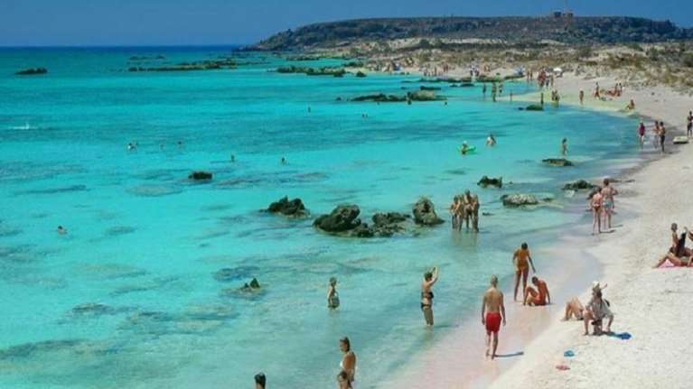 Σκοτώνονται δύο δήμοι στην Κρήτη για τη διάσημη «ροζ παραλία»
