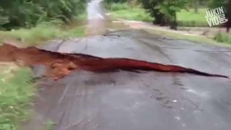 Δρόμος κόβεται στα δύο μετά από καταιγίδα μπροστά στην κάμερα